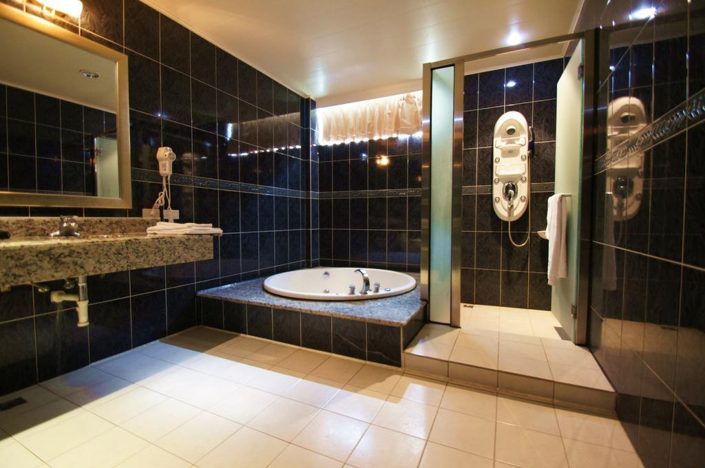Beverly Garden Motel Chiayi Buitenkant foto
